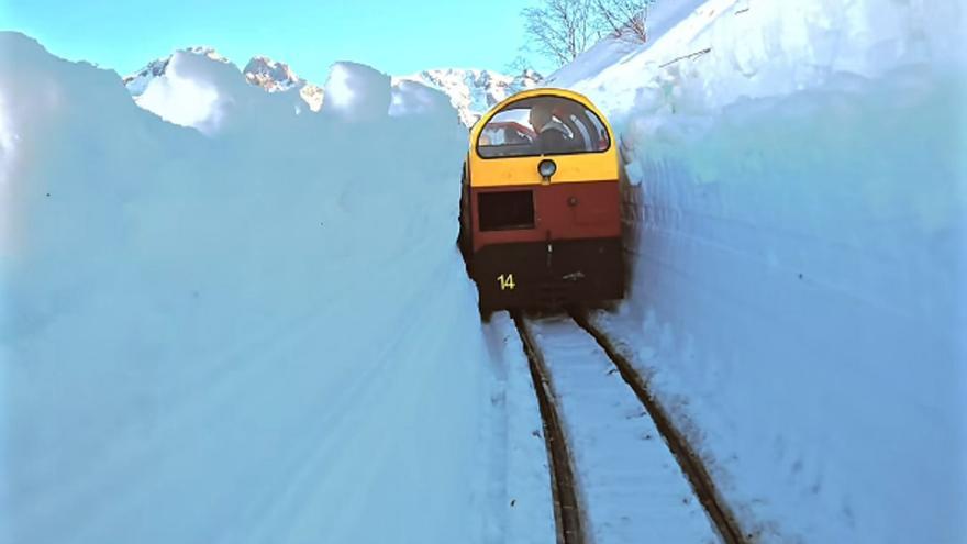 Las espectaculares imágenes del tren de Artouste abriéndose paso entre la nieve