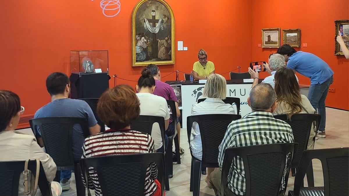 ‘La Adoración de la Cruz’, en la pared durante la presentación de la muestra pictórica.