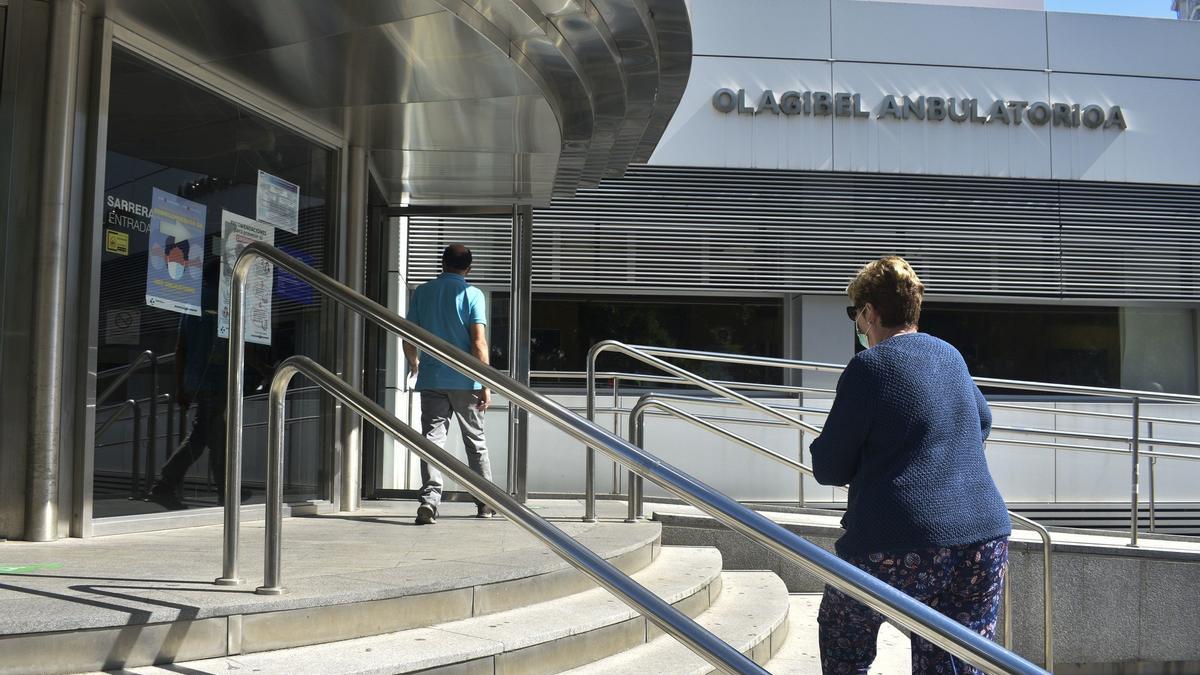 Dos pacientes acceden al centro de salud de Olaguíbel.