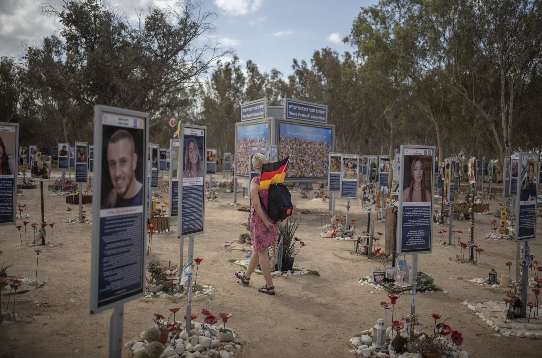 Familias israelíes visitan los monumentos conmemorativos en el recinto del festival de música Nova