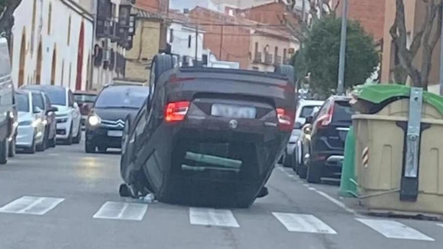 Vuelca con su tractor el coche de su vecino porque obstaculizaba el garaje