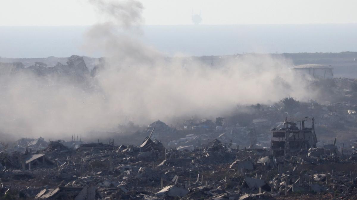 El humo se eleva desde Beit Hanoun en el norte de la Franja de Gaza.