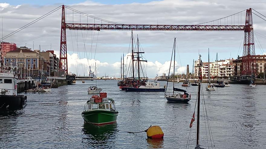 Un centenar de embarcaciones surcan la ría de Bilbao a favor de Palestina