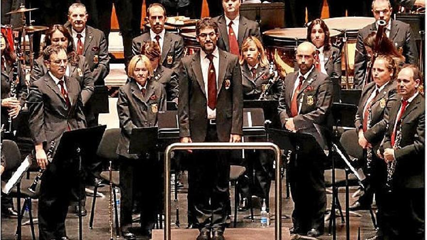 Miembros de la banda de Errenteria saludan al término de un concierto.