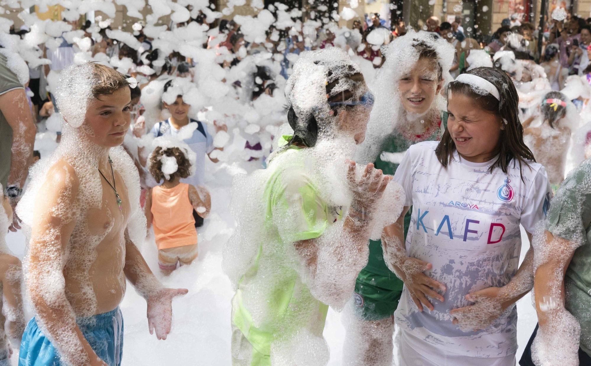 En imágenes: ¡Un baño de espuma refresca a los más txikis!