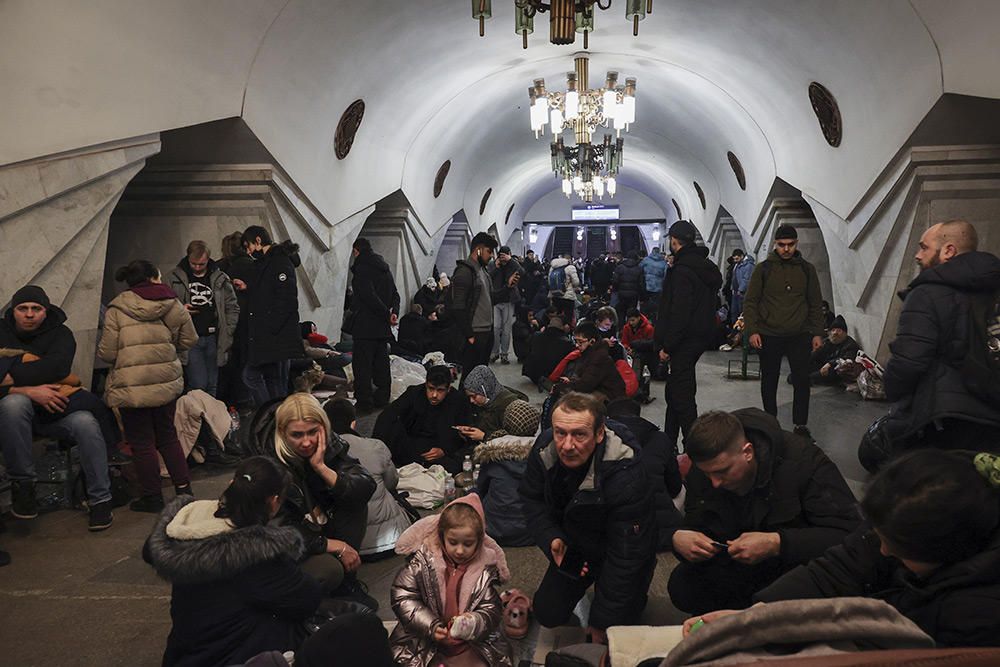 El metro de Kiev, refugio improvisado de miles de ucranianos