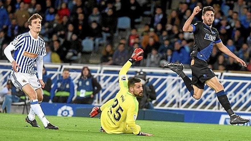 Diego Llorente y Moyá siguen la trayectoria del balón que envió Sobrino al larguero.