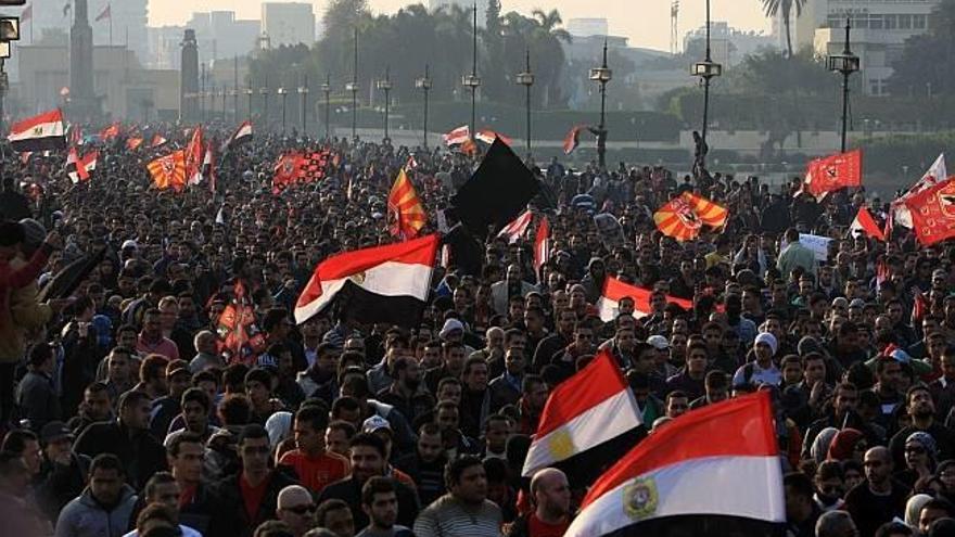 Choques entre hinchas del Ahly y la policía junto al Ministerio del Interior