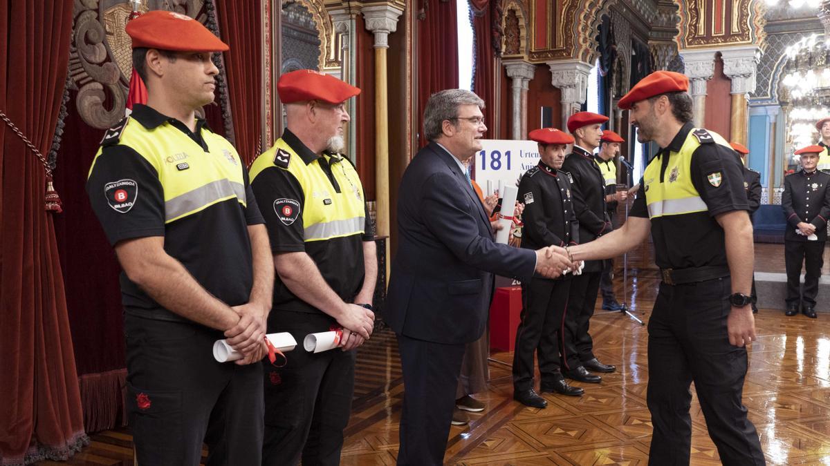 Bilboko udalak udaltzaingoaren 181. urteurrena ospatu du arabiar aretoan egindako ekitaldi instituzional batean