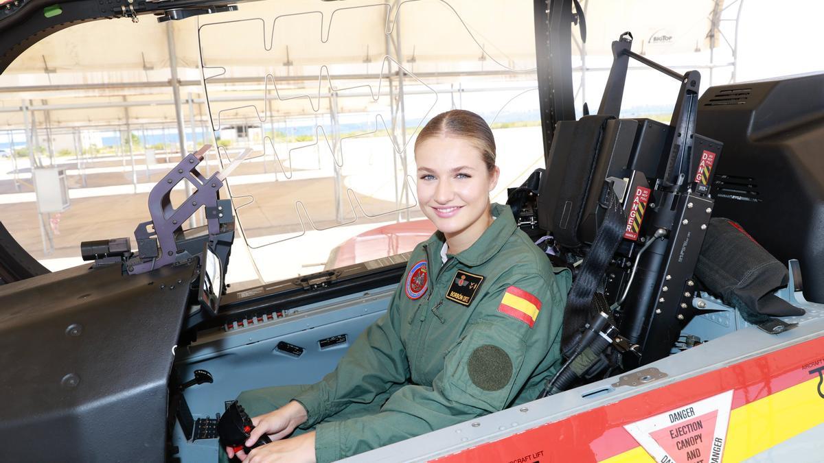 Leonor, en la cabina del avión de enseñanza  PC 21 “Pilatus” durante su ingreso en la Academia General del Aire y del Espacio de San Javier (Murcia).