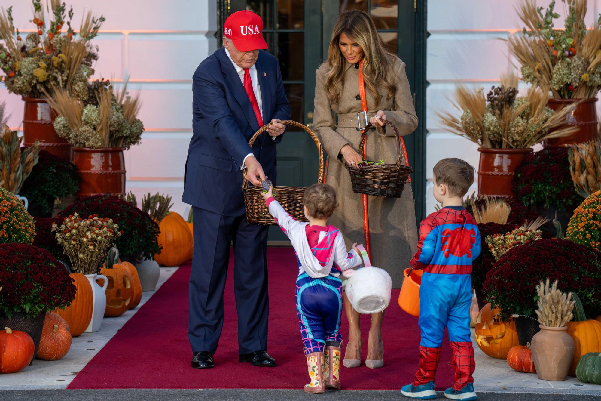 Melania y Trump se rinden ante Halloween: dulces, niños y calabazas en la Casa Blanca
