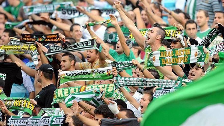 El Betis remonta, golea y ayuda a Osasuna