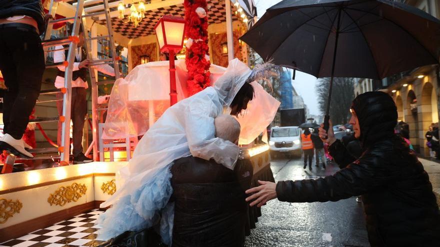 Fotos: la lluvia y el viento chafan el desfile de Sábado de Carnaval en Donostia