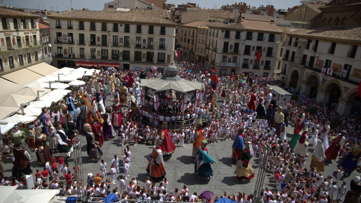 La Plaza de los Fueros, abarrotada de gigantes.