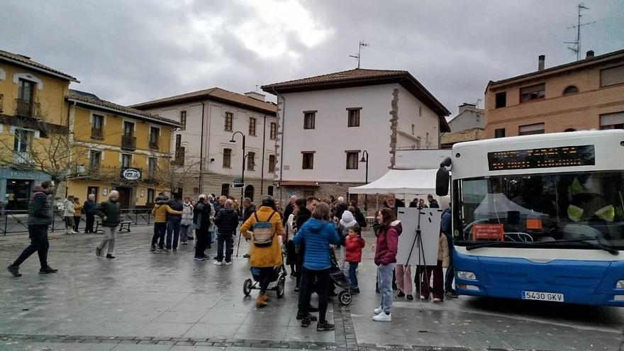 El autobús por la memoria de Mikel Zabalza llega a Aoiz