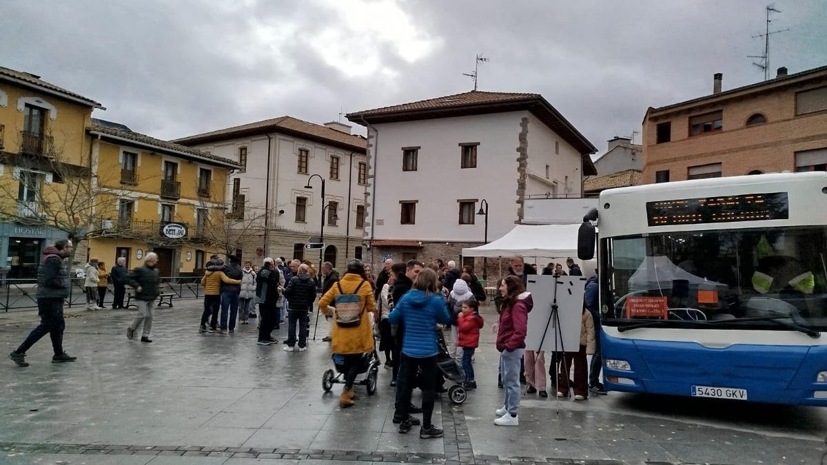 El autobús por la memoria de Mikel Zabalza llega a Aoiz