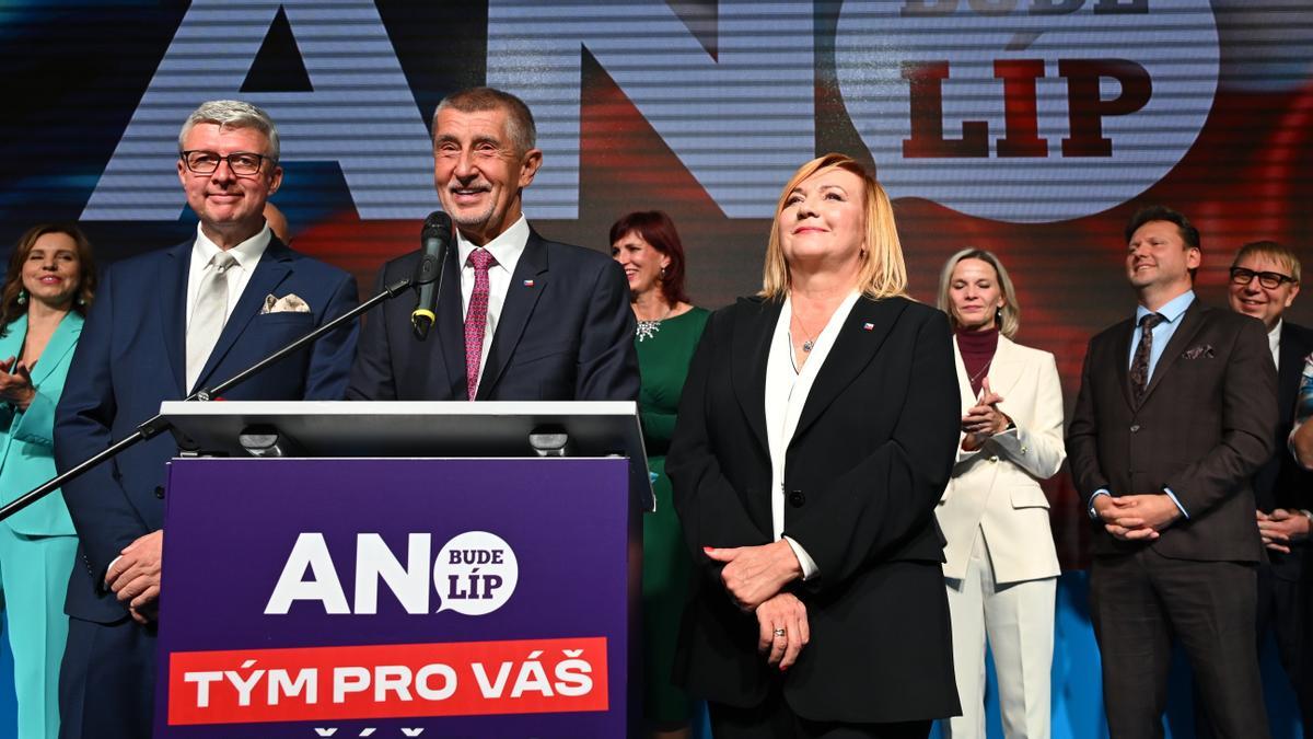 Babis, en el centro, durante su intervención el 4 de octubre tras conocer los resultados de las elecciones.