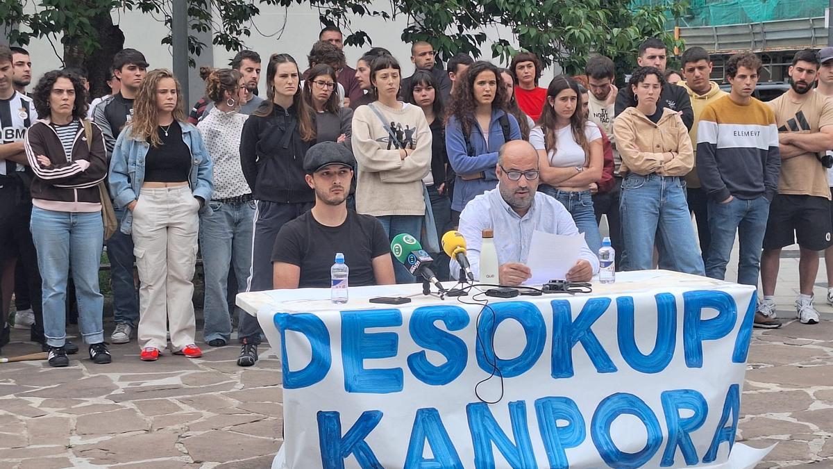 Youssef en la comparecencia de esta tarde, junto a miembros del Sindicato Socialista de Vivienda de Euskal Herria / Unai Macias