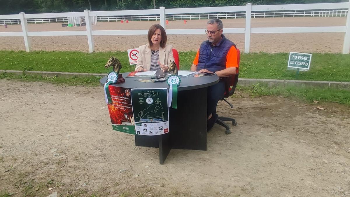 La presidenta del Club Hípico Jaizubia, Itziar Urtizberea, y el Director Deportivo José Antonio Niño, en la presentación / N.G.