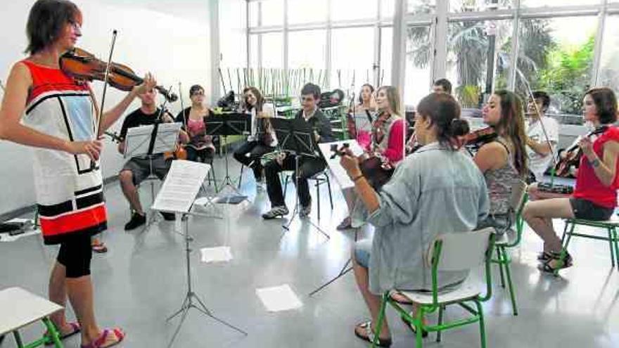 La profesora y violinista de ls Sanfónica de Navarra, Anna siwek, da indicaciones a los músicos