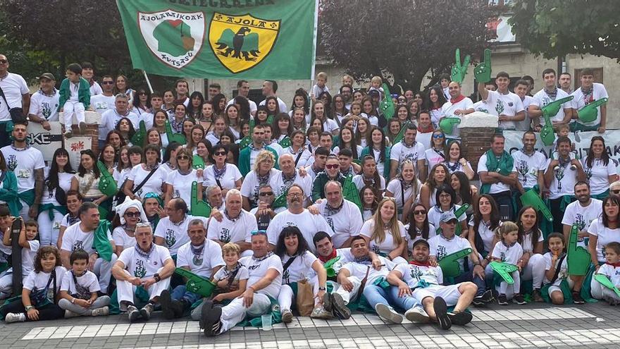 Ajolabaikoak, 40 años tiñendo de verde las fiestas de Altsasu
