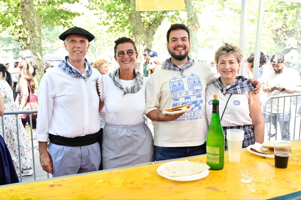 Gran ambiente en el desfile de la Euskal Jira de Irun