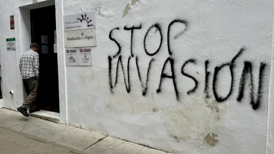 El Gobierno español condena una pintada xenófoba contra la regularización en Badajoz: "Estaremos atentos"