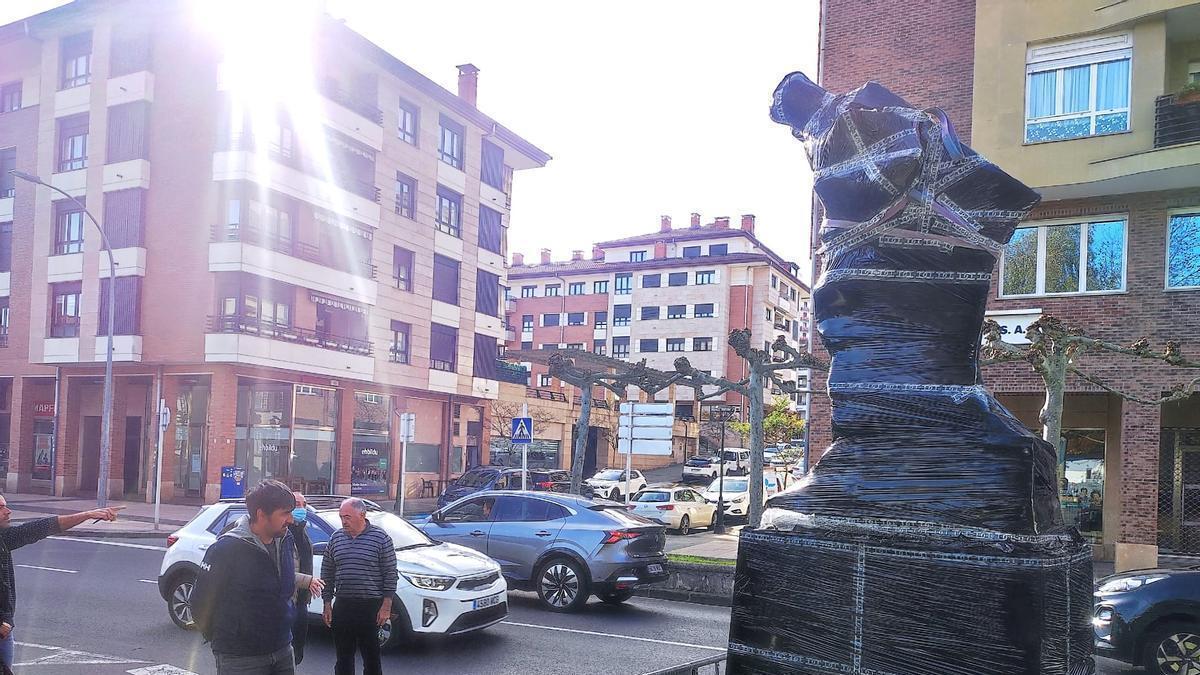 La figura se colocó el martes en la avenida Julio Urkixo, en las proximidades del palacio Intsausti.
