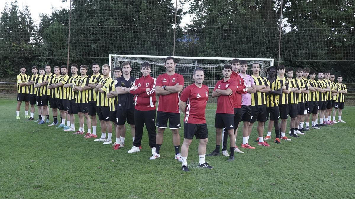 Imagen de la plantilla y cuerpo técnico del Getxo, rival copero del Alavés