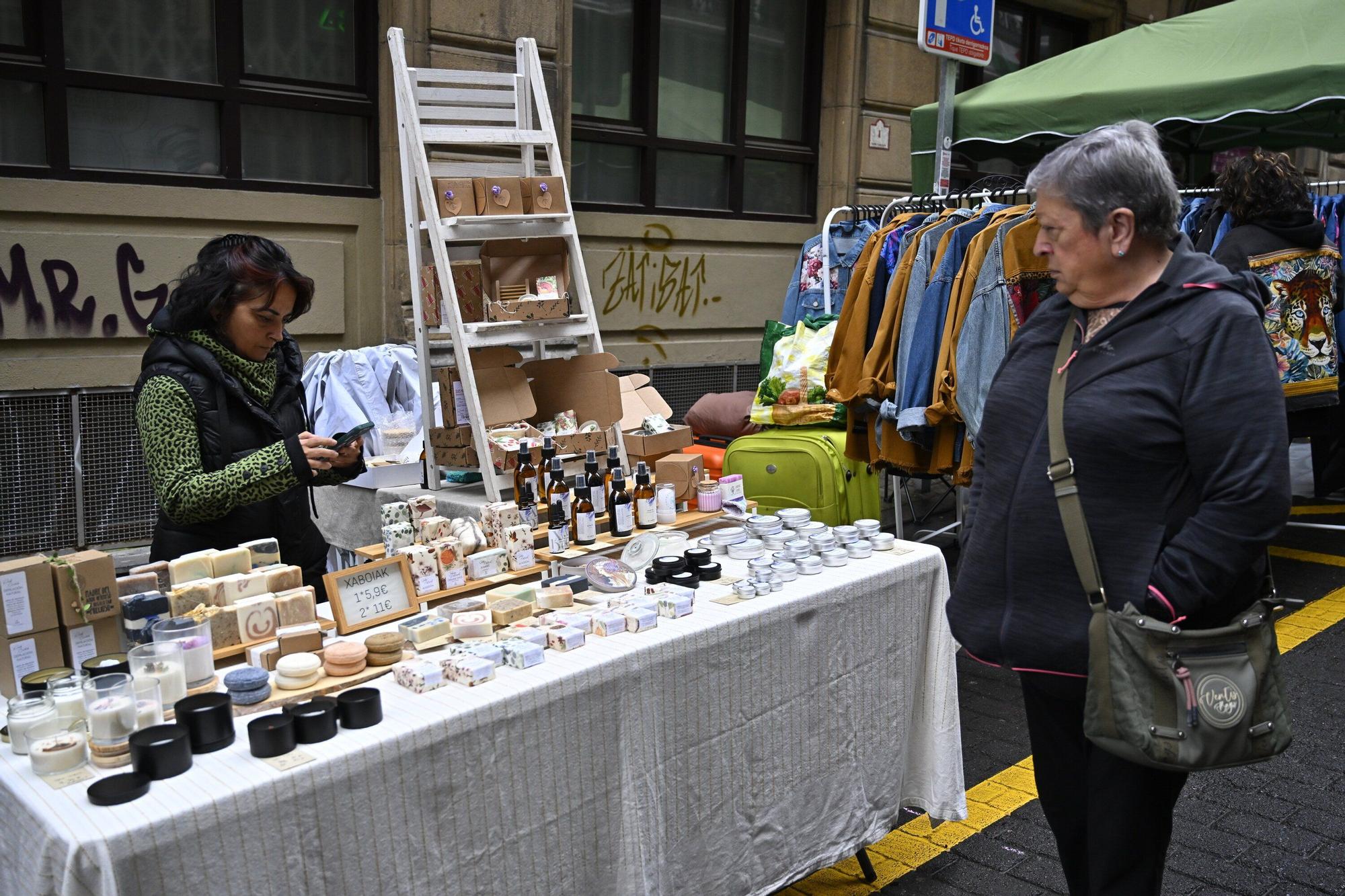 En imágenes: el mercado del Dos de Mayo se viste de Navidad