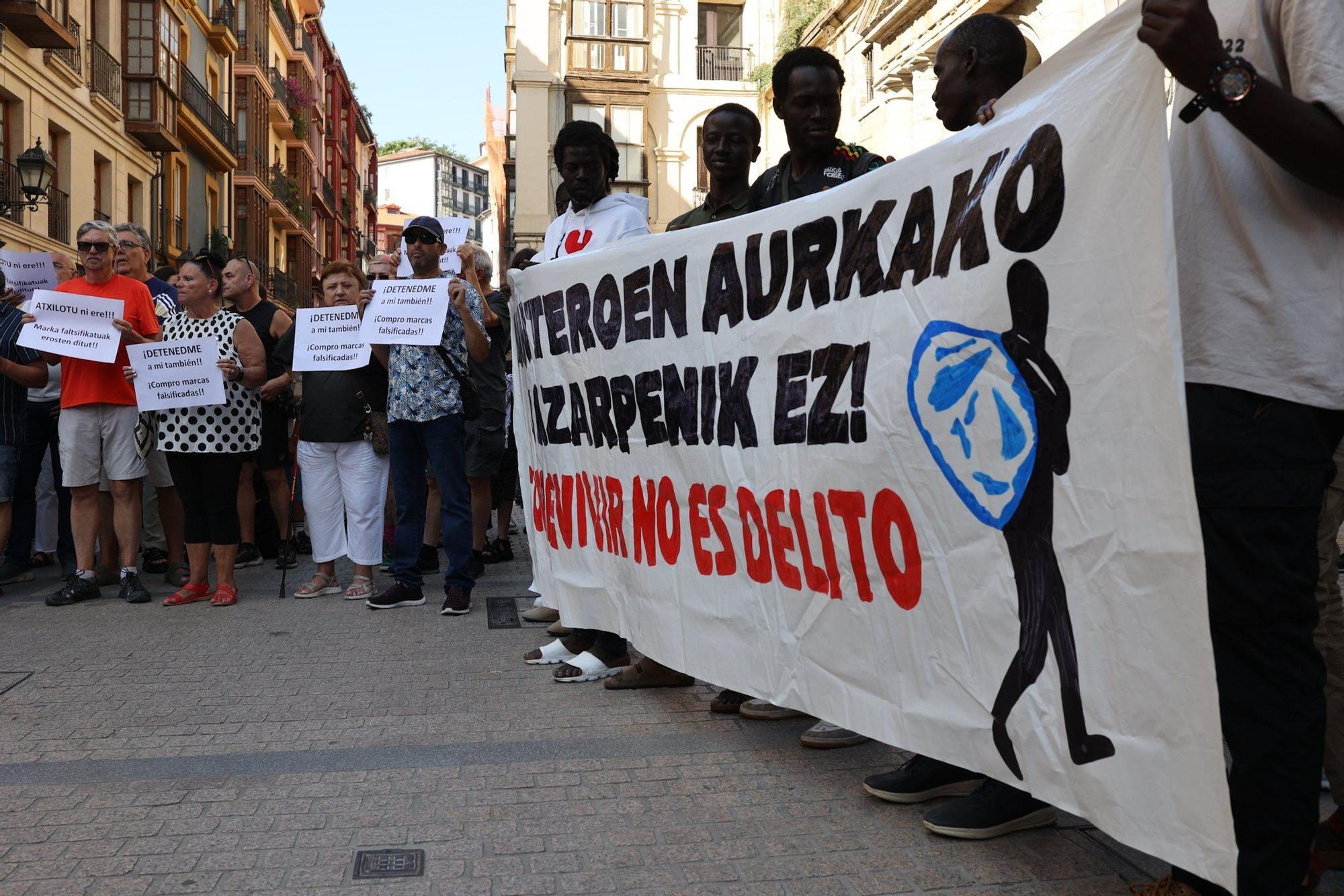 En imágenes: concentración de los manteros de Bilbao