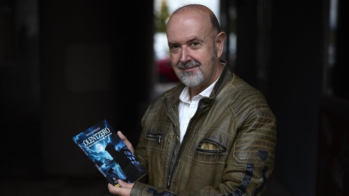 Mikel Rodríguez, con su libro. Mikel Rodríguez, con su libro.