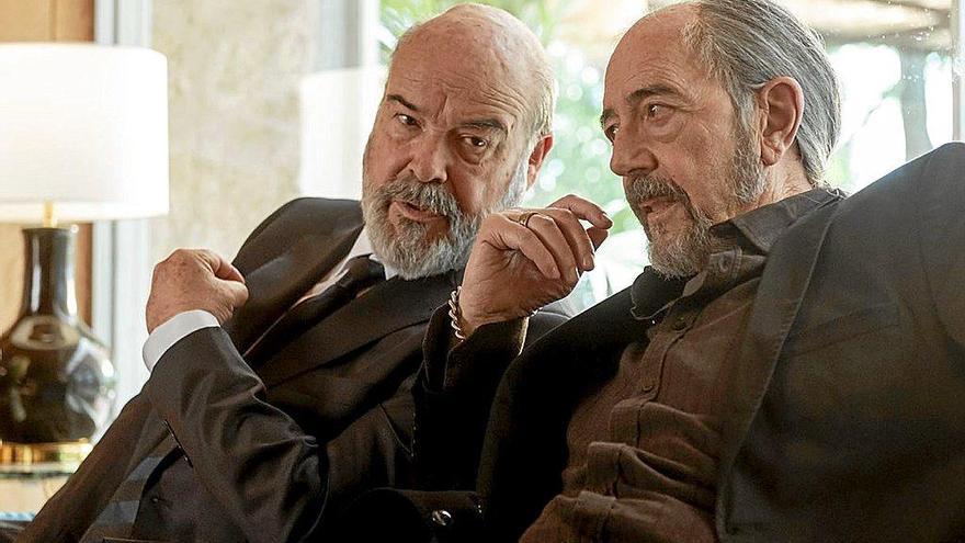 Antonio Resines y Miguel Rellán, en una escena de &#039;Sentimos las molestias&#039;. Foto: Movistar Plus