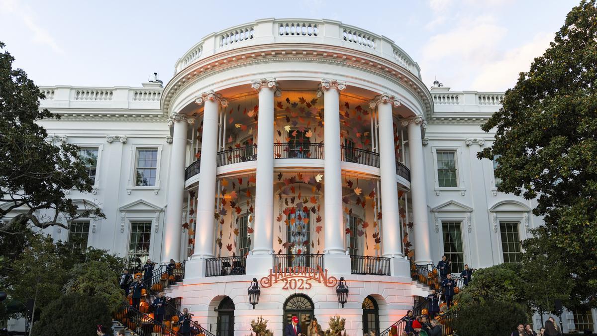 Melania y Trump se rinden ante Halloween: dulces, niños y calabazas en la Casa Blanca.