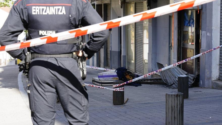 La rápida actuación de dos vecinos y la Policía Municipal de Bilbao evitan una tragedia en Atxuri: "Ahora estaría muerto"