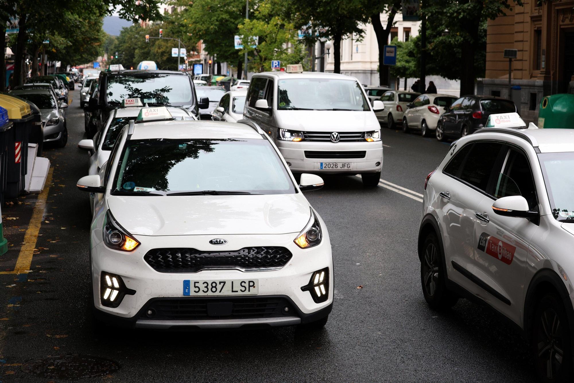 En imágenes: Taxistas reclaman en Bilbao inspecciones a Uber y Cabify