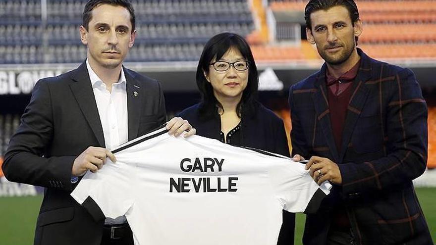 Neville: &quot;Yo también cuestionaría un fichaje como el mío&quot;
