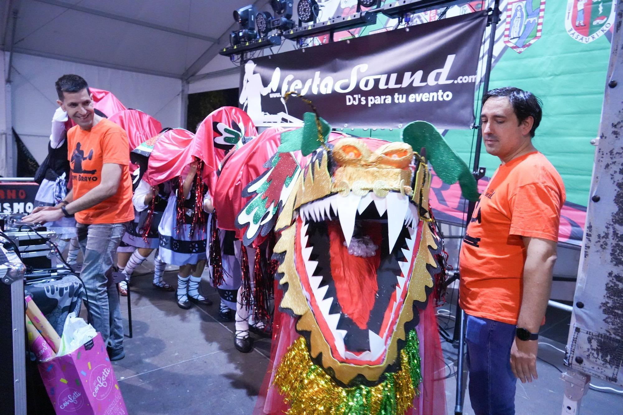 Yeray González da la salida a la intensa maratón de 9 días de fiestas de Basauri con las cuadrillas invadiendo las calles
