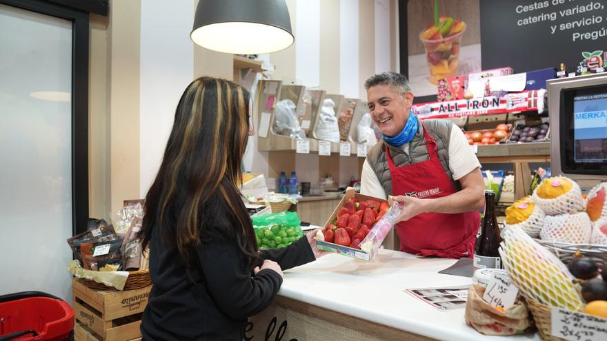 La juventud vizcaina prioriza comprar en el comercio local pero demanda atención