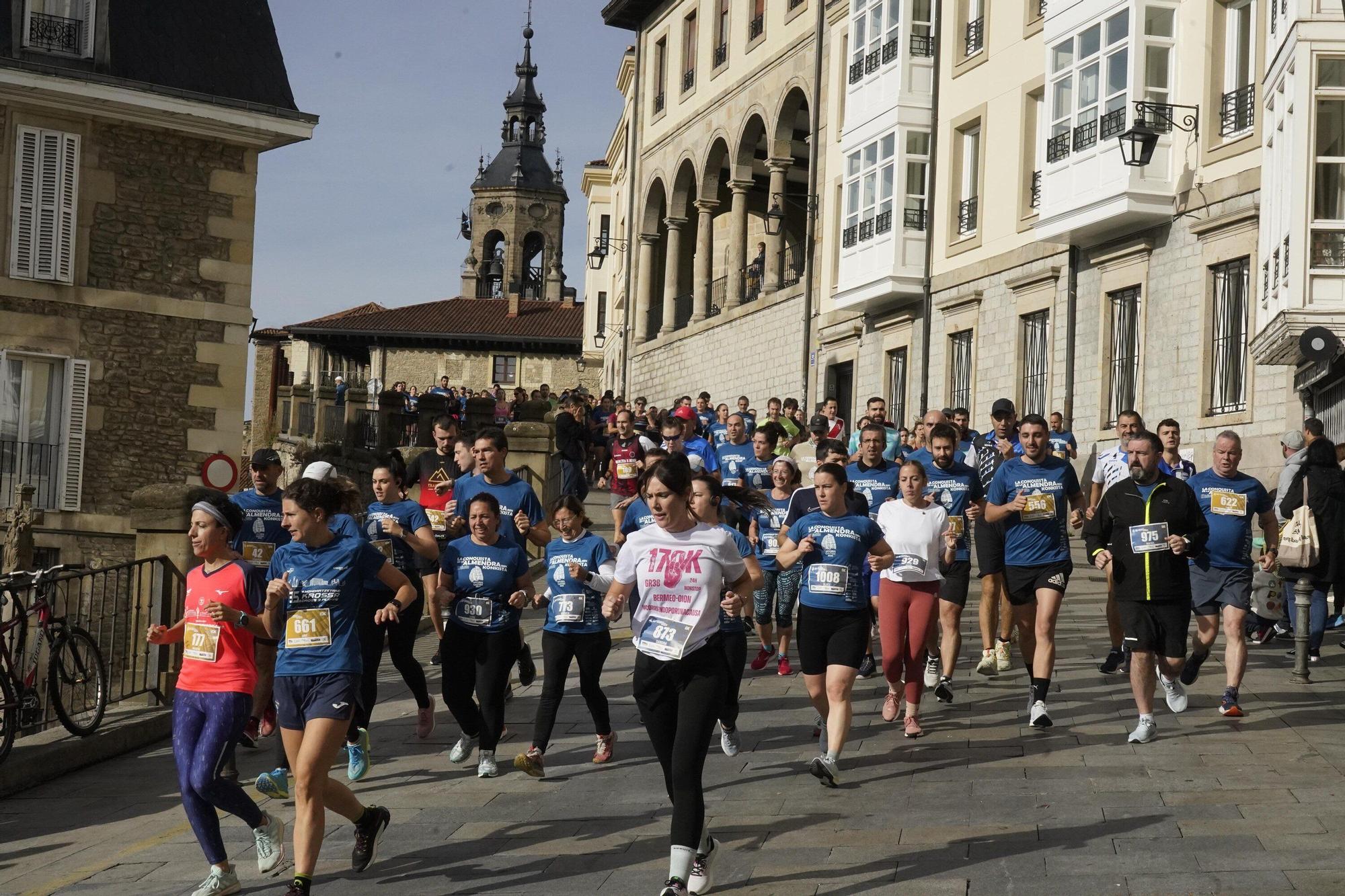En imágenes: Miles de personas conquistan la Almendra de Gasteiz