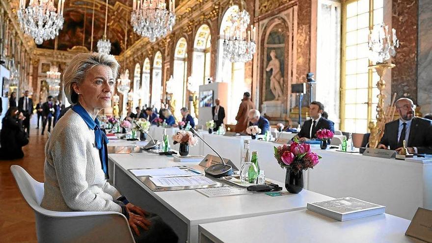 La presidenta de la Comisión Europea, Ursula von der Leyen, ayer durante la cumbre de Versalles. Foto: Afp