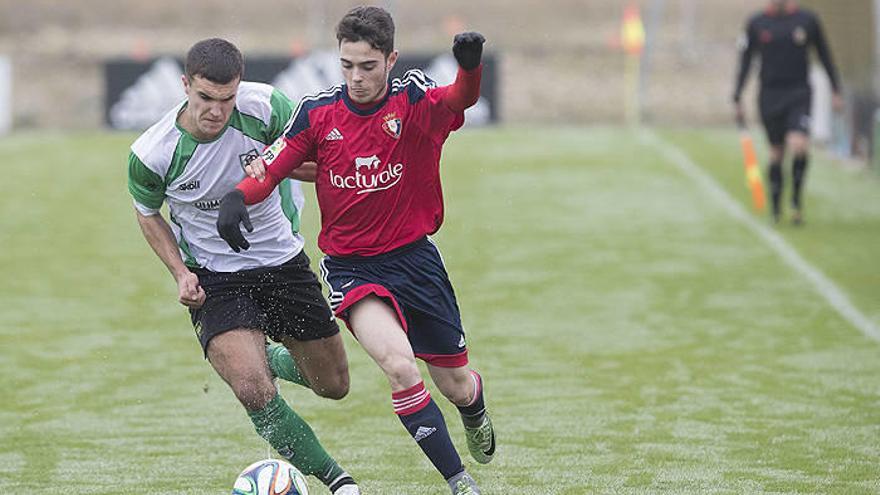 Acción individual entre un jugador de Oberena y otro de Osasuna.
