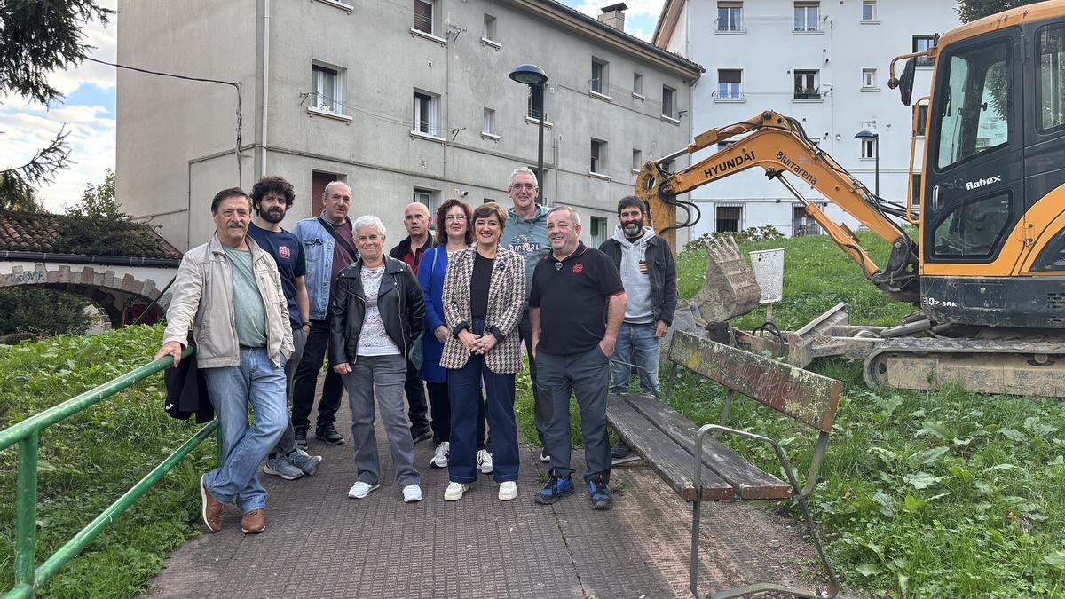 La alcaldesa y el edil de Urbanismo, junto a vecinos.