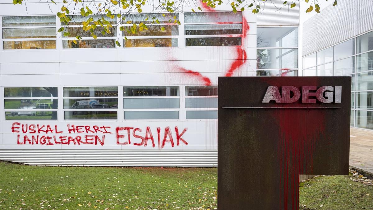 Pintadas en el edificio de Adegi en el Parque Tecnológico de Miramon.