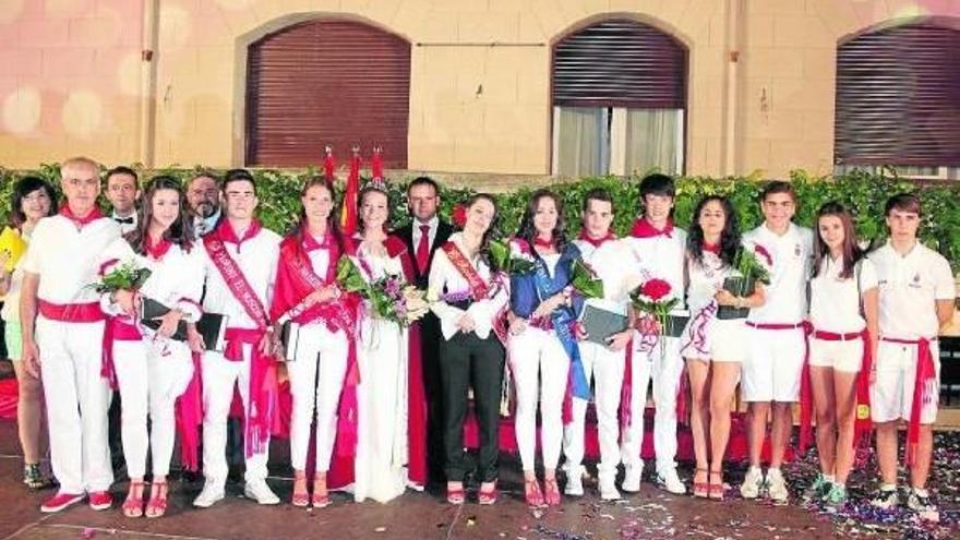 Momento de la coronación de la reina de las fiestas, las damas de honor, los quintos y las madrinas.