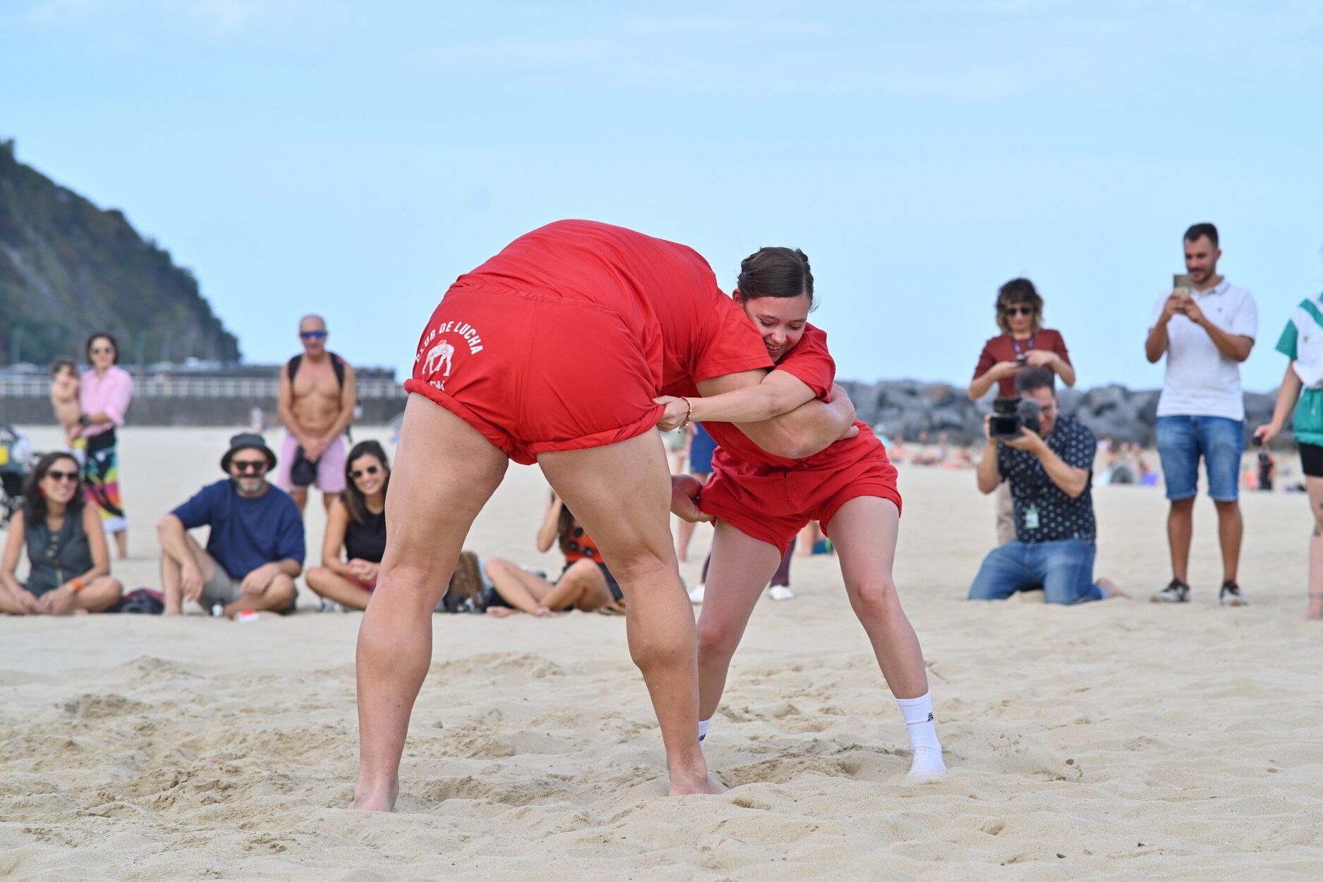 Espectacular exhibición de lucha canaria en la playa de la Zurriola