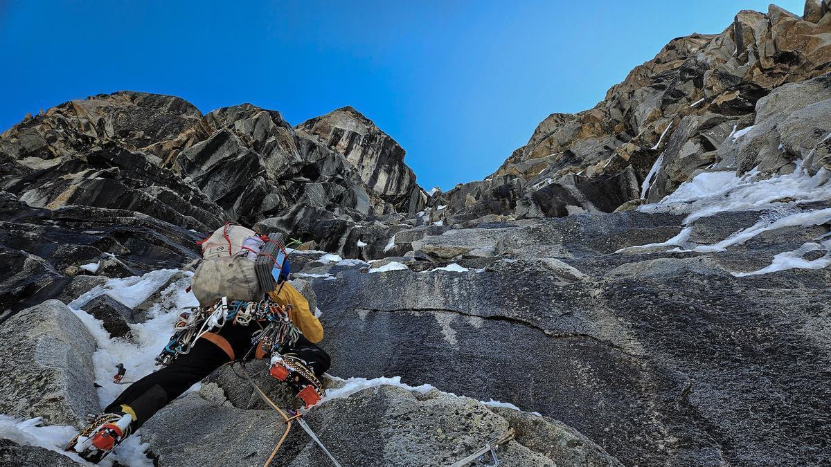 Los Pou, en otro momento de la ascensión en el Nevado Copa