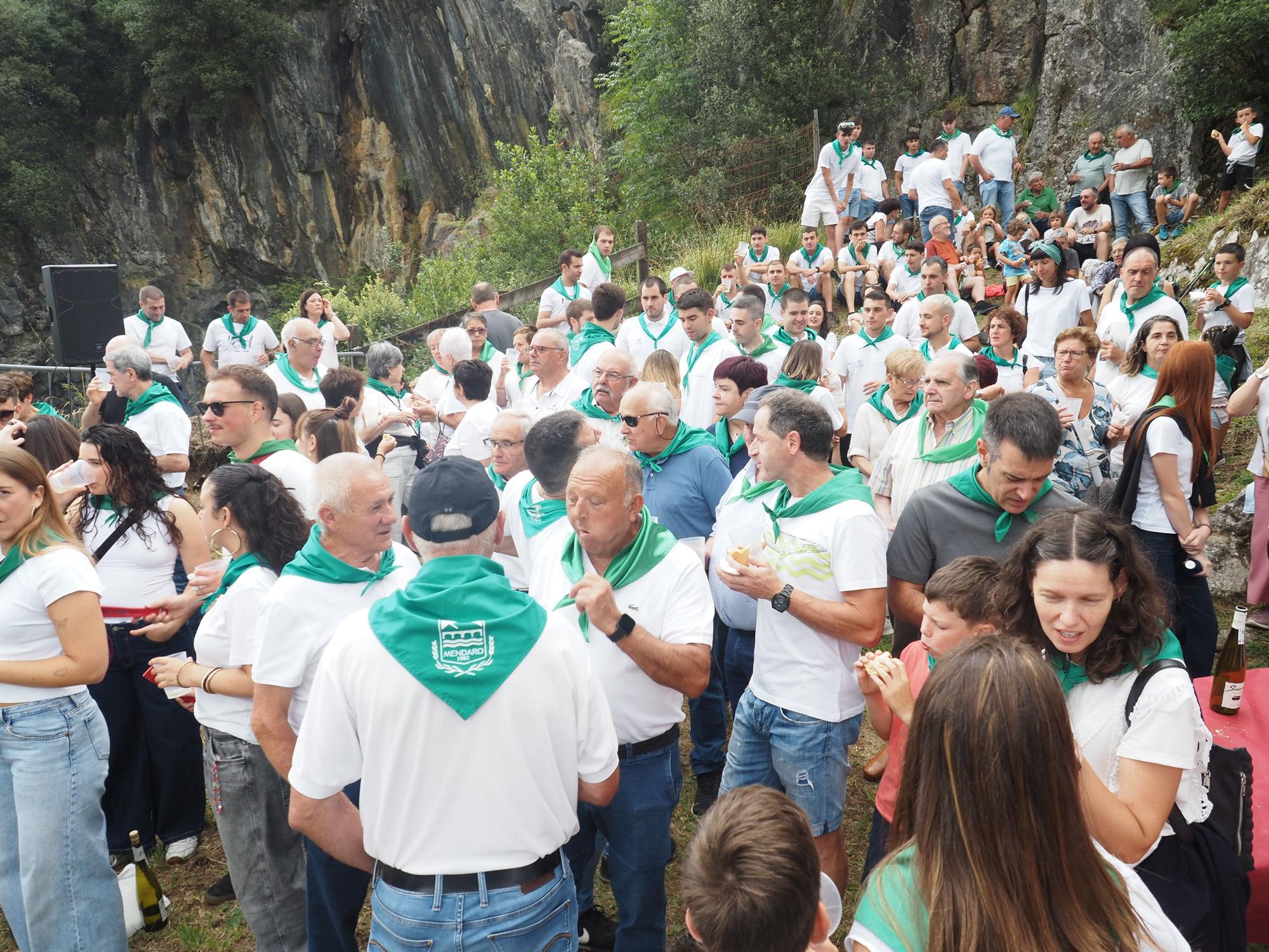 Fiesta en verde y blanco en la ermita de Santa Ana de Mendaro