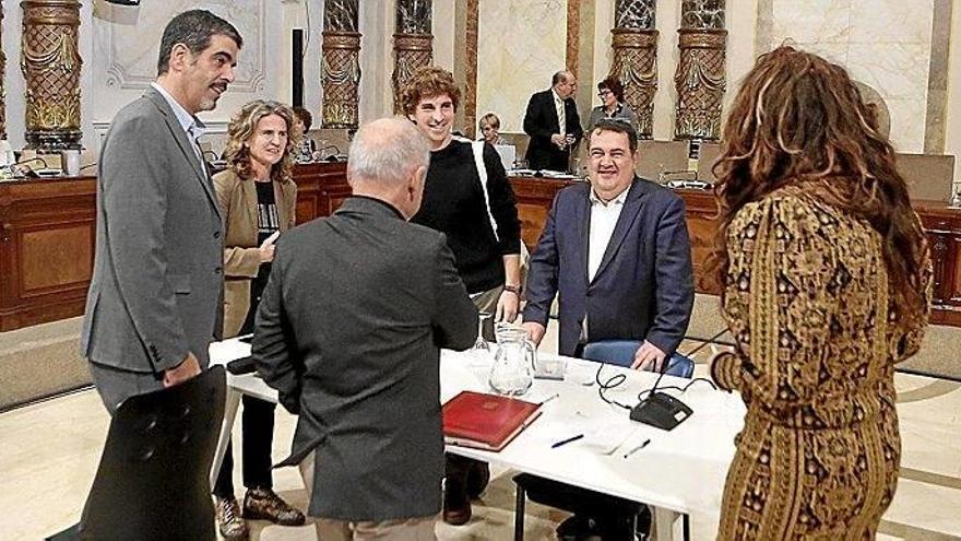 Eneko Goia junto a los portavoces Reyes Carrere, Jon Insausti, Ernesto Gasco y Aitzole Araneta antes de empezar el Pleno de ayer.
