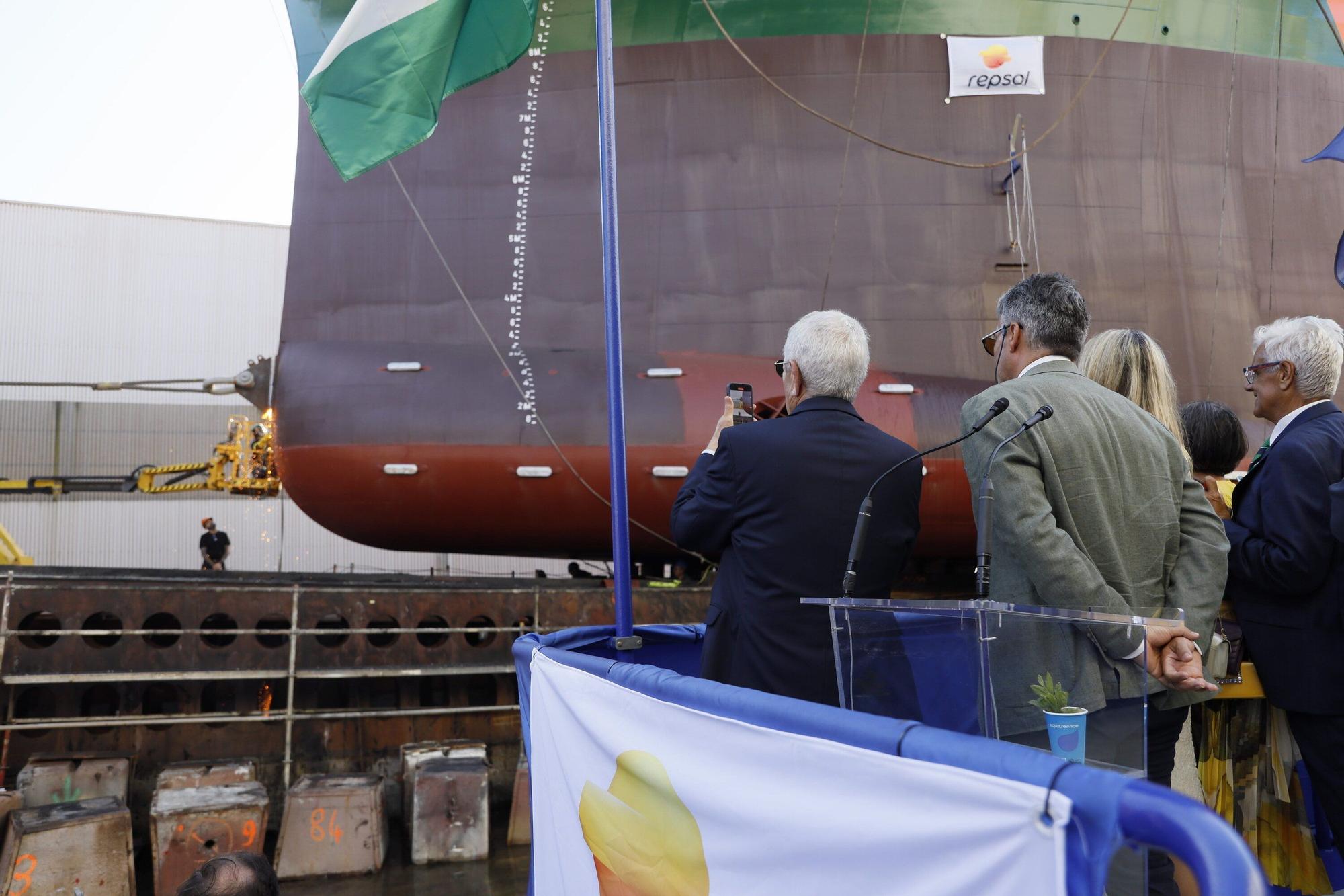 En imágenes: Murueta bota en Erandio un barco de transporte de combustible